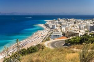 Vista aérea de la bahía y la playa de Cullera con apartamentos en primera línea — alquiler vacacional Cullera