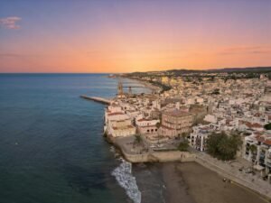 Vista aerea de pueblo costero mediterraneo al atardecer – Pexels