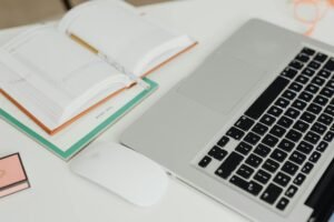 Persona trabajando ordenador oficina – multi-plataforma booking