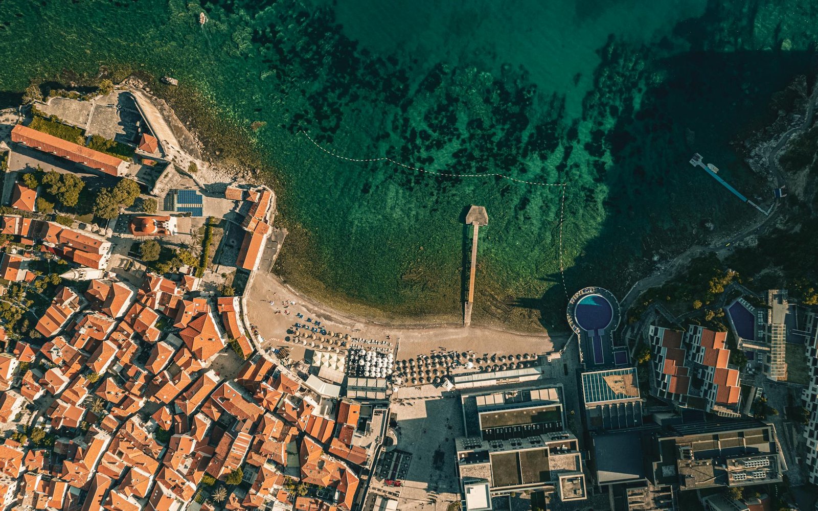 Costa mediterranea vista aerea drone
