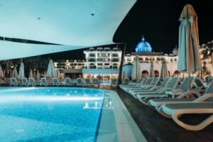 Piscina resort lujo amenities premium