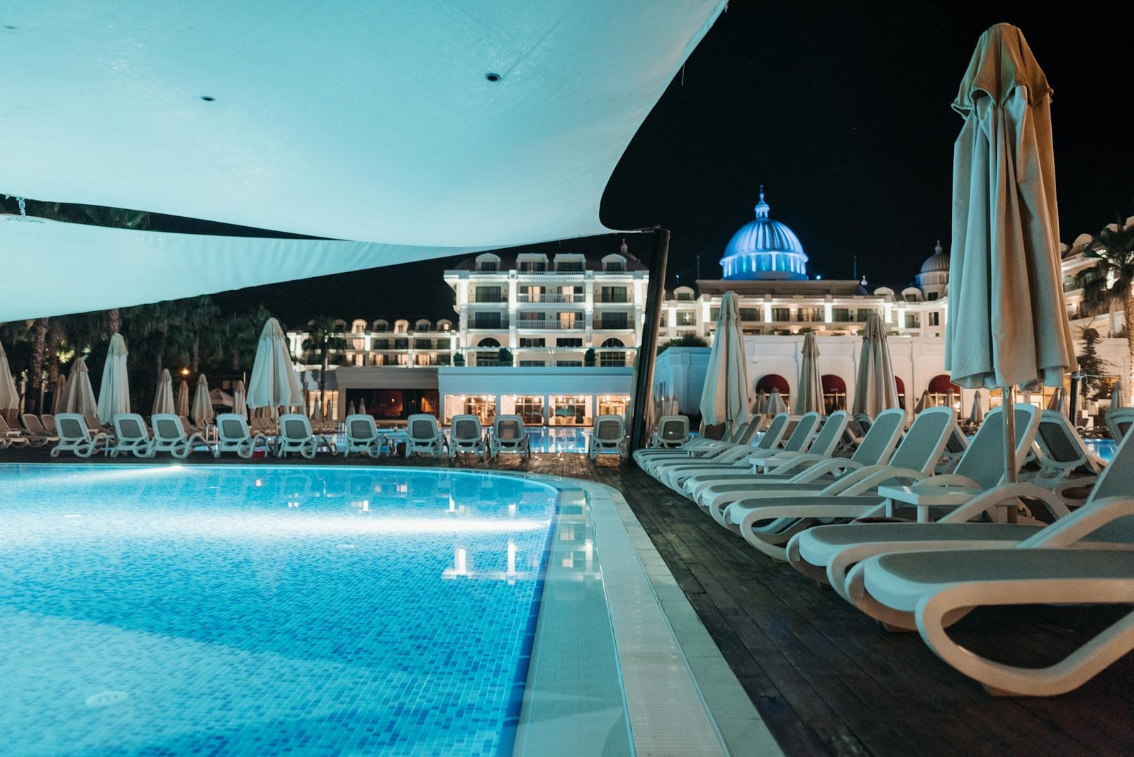 Piscina resort lujo amenities premium